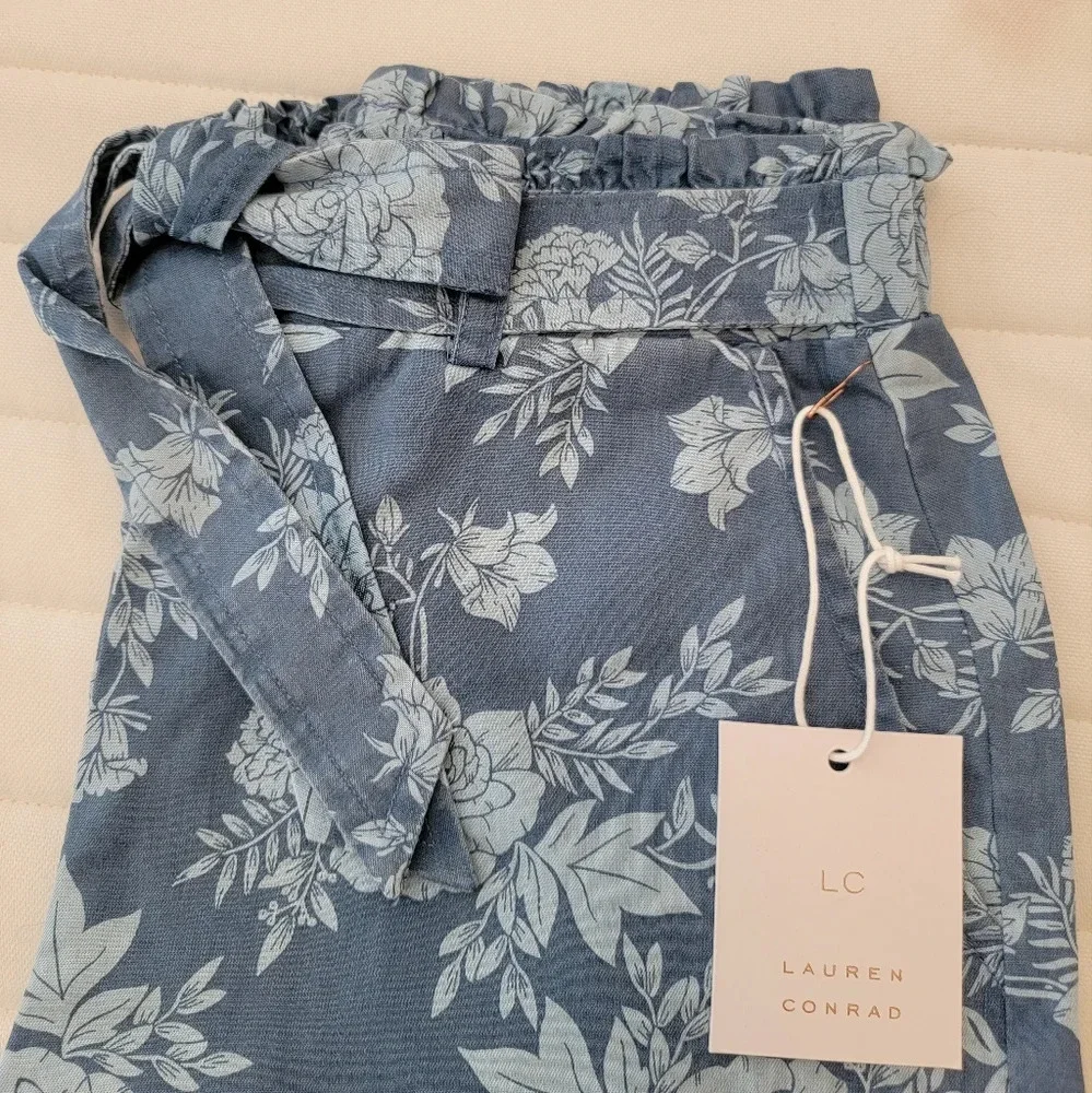LC Lauren Conrad Blue Floral Paperbag Shorts NWT - Picture 3 of 4